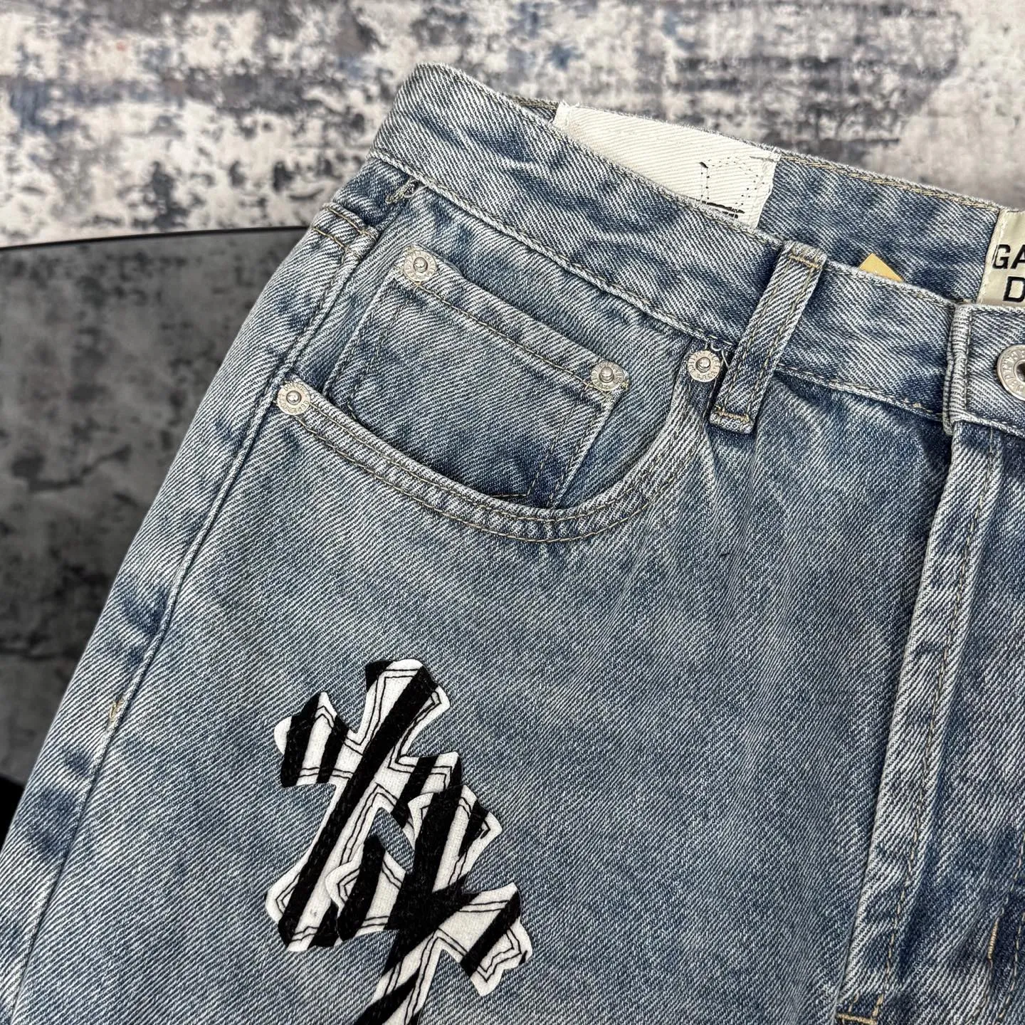 P280 CH Chromehearts zebra black and white cross patch patchwork jeans, priced at 34W level, patchwork cross pattern embellishment, washed jeans! ! An absolutely high-end luxury product, a 1.9W-level god-level single product, a super popular product, made by top heavy industry, a magic weapon that cannot be missed! [About Zangyin] This is an extremely luxurious fashion brand that can also be called the aristocracy of the high street. It has always been an exclusive brand for some hipsters or rich second generations. Compared with ordinary high streets, it is more luxurious and noble. Compared with luxury brands, it is more fashionable and individual. It has always been a brand that I have a special liking for. [Top heavy industry fashion design] Consistently high-street luxury style. Speaking of this style, the Zangyin family and GU family are definitely the leading representative brands. Especially the Zangyin family has really achieved a state-of-the-art effect in creating high-street style. The unique washed material is used to create this style. The color system is already quite eye-catching. After it is decorated with patchwork cross flowers, it cleverly highlights the charm of the brand. Secondly, this style uses classic The high-waist cutting design highlights the long legs and fashionable temperament of the upper body. The brand is highly recognizable and the slim fit configuration is more suitable for daily wear. It is a product that interprets personality, fashion, and specifications at a glance. This single product is enough to make any fan excited. It can be a white T-shirt for a youthful college style, or a tight suspender for a royal style. It has strong matching ability and can be easily controlled by men.  [Materials and craftsmanship] Needless to say, this point goes without saying. As an excellent craftsman brand, Zangyin’s requirements for details and craftsmanship are really perfect. The washed color of this model has gone through so many processes, not to mention the embellishment of denim appliques. It is also purely hand-made and sewn. Just like what they believe in, only hand-made things have soul and have the meaning of wear. A top-notch heavy-duty fashionable denim item, I look forward to your perfect interpretation! !  Color: blue Size: 28-36